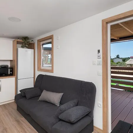 Mobile Banovi Dvori Iii Vakantiehuis Tisno